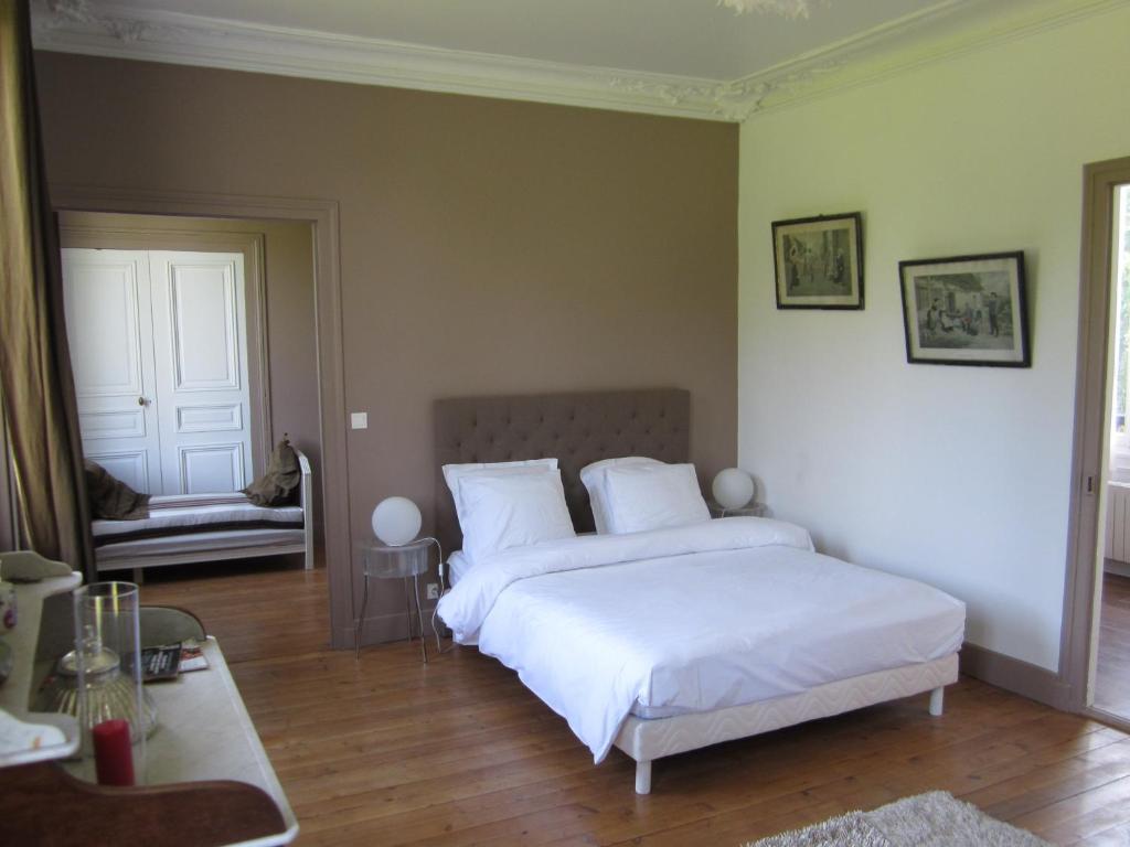 לינה וארוחת בוקר Chateau De Bertreville חדר תמונה